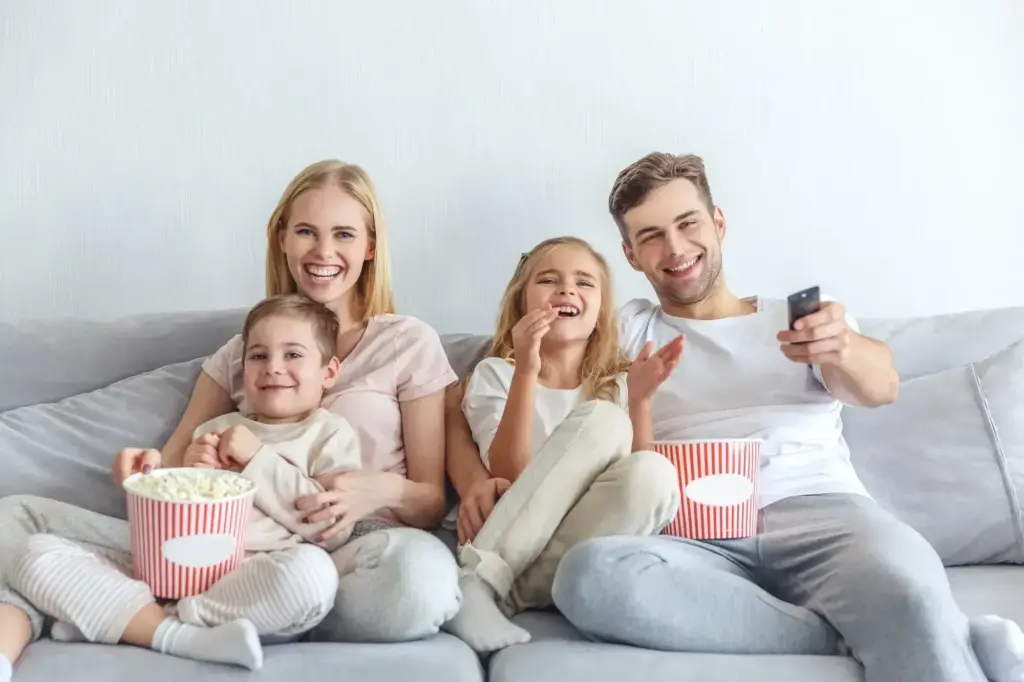 Digital Lizard IPTV: Happy family enjoying premium 4K streaming and live TV channels in the USA